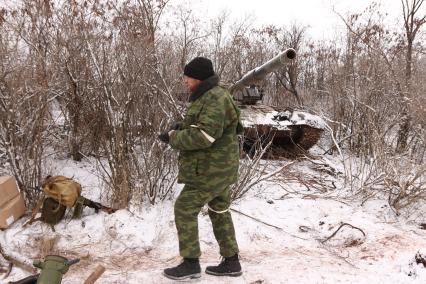 с.Логвиново перешло под контроль подразделений ДНР. На снимке: ополченец на фоне сгоревшего танка.