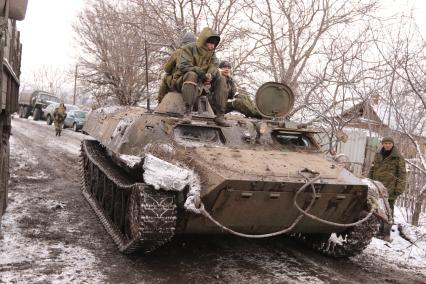 с.Логвиново перешло под контроль подразделений ДНР. На снимке: ополченцы едут на БМП.