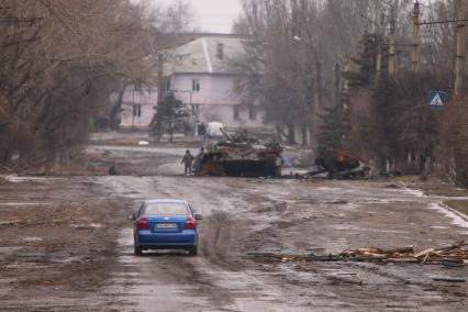 г.Углегорск, подконтрольный армии ДНР. На снимке: ополченцы у танка на дороге.