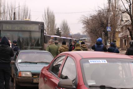 г.Углегорск, подконтрольный армии ДНР. На снимке: автобусы для эвакуации мирных жителей из Дебальцево и Артемовска в Донецк.