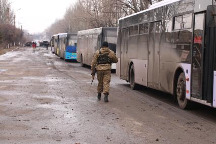 г.Углегорск, подконтрольный армии ДНР. На снимке: автобусы для эвакуации мирных жителей из Дебальцево и Артемовска в Донецк.