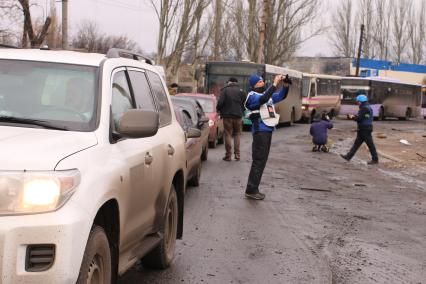 г.Углегорск, подконтрольный армии ДНР. На снимке: автобусы для эвакуации мирных жителей из Дебальцево и Артемовска в Донецк.