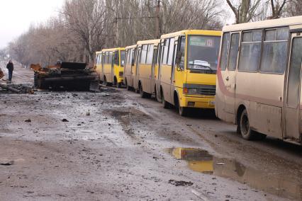 г.Углегорск, подконтрольный армии ДНР. На снимке: автобусы для эвакуации мирных жителей из Дебальцево и Артемовска в Донецк.