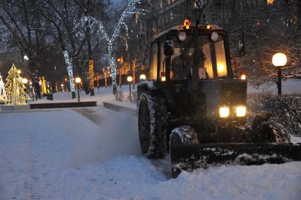 Москва. Уборка снега на Сретенском бульваре.