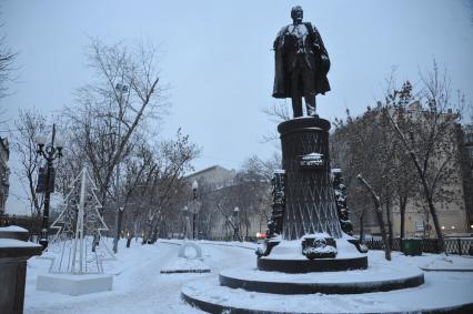 Виды Москвы. Памятник инженеру В.Г. Шухову на Сретенском бульваре.