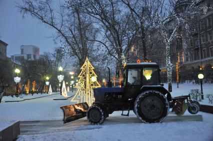 Москва. Уборка снега на Сретенском бульваре.