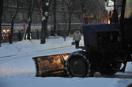 Москва. Уборка снега на Сретенском бульваре.