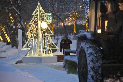 Москва. Уборка снега на Сретенском бульваре.