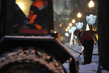 Москва. Уборка снега на Сретенском бульваре.