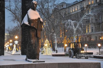 Виды Москвы. Памятник Н.К. Крупской на Сретенском бульваре