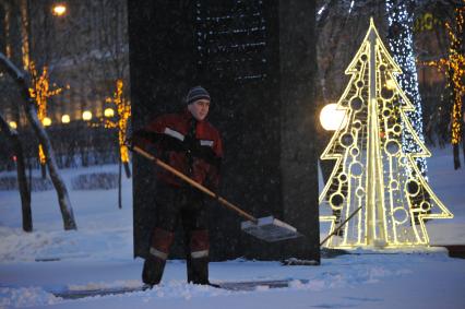 Москва. Уборка снега на Сретенском бульваре.