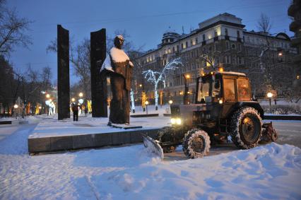 Виды Москвы. Памятник Н.К. Крупской на Сретенском бульваре