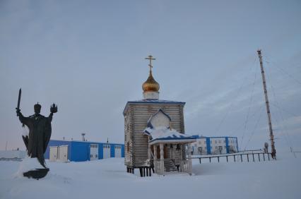 Земля Франца-Иосифа. Земля Александры . Погранзастава `Нагурское`. На снимке: самый северный православный храм в мире - Никольский храм на Земле Франца-Иосифа и памятник святому Николаю Чудотворцу.