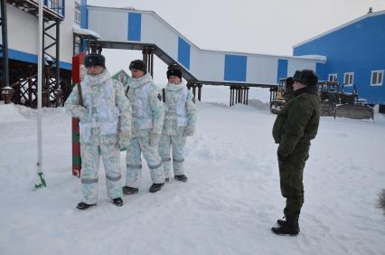 Земля Франца-Иосифа. Земля Александры . Погранзастава `Нагурское`. На снимке: военнослужащие вступают в пограничный наряд.