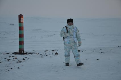 Земля Франца-Иосифа. Земля Александры . Погранзастава `Нагурское`. На снимке: пограничник.