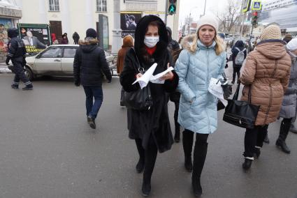 девушки в медицинских масках идут по улице во время акции \"МАСКАрад\", для снижения заболеваемости ОРВИ. в Екатеринбурге