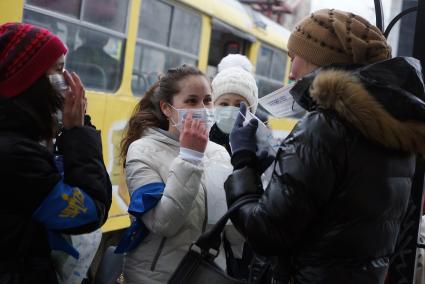 девушки раздают  медицинские маски горожанам в ходе Акции \"МАСКАрад\"  для снижения заболеваемости ОРВИ. в Екатеринбурге