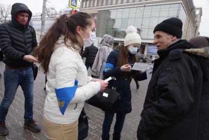 девушки раздают  медицинские маски горожанам в ходе Акции \"МАСКАрад\"  для снижения заболеваемости ОРВИ. в Екатеринбурге