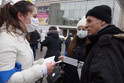 девушки раздают медицинские маски горожанам в ходе Акции \"МАСКАрад\" для снижения заболеваемости ОРВИ. в Екатеринбурге