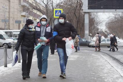 парни в медицинских масках идут по улице. Акция \"МАСКАрад\" в Екатеринбурге, в ходе которой горожанам раздавали маски, для снижения заболеваемости ОРВИ.