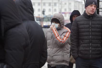 парень в медицинской маске на трамвайной остановке. Акция \"МАСКАрад\" в Екатеринбурге, в ходе которой горожанам раздавали маски, для снижения заболеваемости ОРВИ.