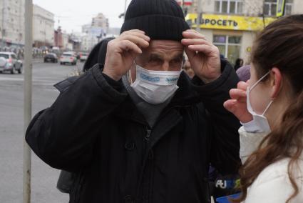 девушки раздают  медицинские маски горожанам в ходе Акции \"МАСКАрад\"  для снижения заболеваемости ОРВИ. в Екатеринбурге
