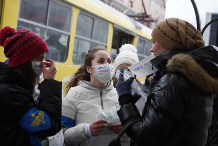 девушки раздают  медицинские маски горожанам в ходе Акции \"МАСКАрад\"  для снижения заболеваемости ОРВИ. в Екатеринбурге