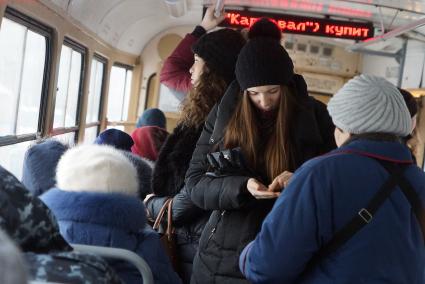девушка оплачивает проезд в трамвае. Екатеринбург