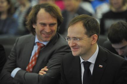Центральный дом художника. II Фестиваль `Первозданная Россия 2015`. На снимке: первый заместитель председателя Комитета Совета Федерации по аграрно-продовольственной политике и природопользованию Сергей Лисовский (слева) и министр культуры РФ Владимир Мединский.