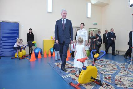 Открытия нового детского сада в Троицке. На снимке: мэр Москвы Сергей Собянин и заведующая детсада Ирина Савицкая (в центре).