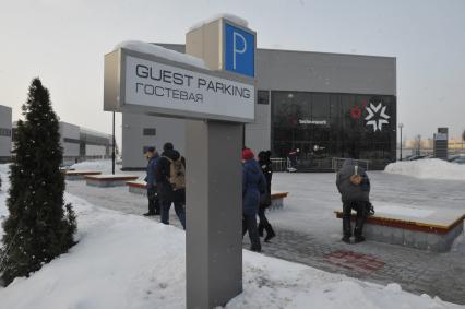 Научно-производственная площадка `Техноспарк`. На снимке: указатель `Guest Parking/Гостевая`.