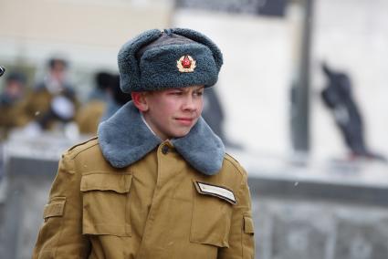 Курсант суворовского училища в форме советского образца, во время вахты памяти войнов погибших в афганистане, у памятника войнам-интернационалистам \"Черный тюльпан\"