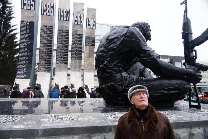 Возложение цветов к памятнику войнам-интернационалистам \"Черный тюльпан\", во время вахты памяти войнов погибших в афганистане