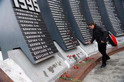 Возложение цветов к памятнику войнам-интернационалистам \"Черный тюльпан\", во время вахты памяти войнов погибших в афганистане