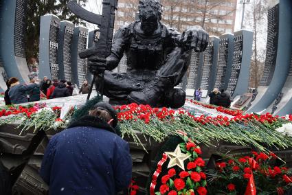 Возложение цветов к памятнику войнам-интернационалистам \"Черный тюльпан\", во время вахты памяти войнов погибших в афганистане