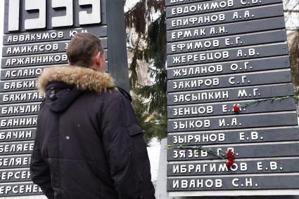 Возложение цветов к памятнику войнам-интернационалистам \"Черный тюльпан\", во время вахты памяти войнов погибших в афганистане