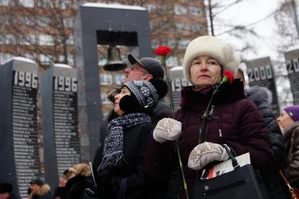 женщина с гвоздиками, на возложении цветов к памятнику войнам-интернационалистам \"Черный тюльпан\", во время вахты памяти войнов погибших в афганистане