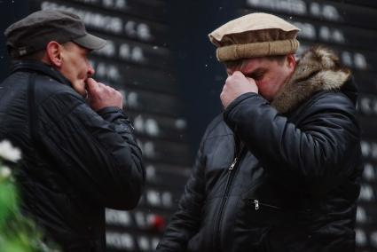 Возложение цветов к памятнику войнам-интернационалистам \"Черный тюльпан\", во время вахты памяти войнов погибших в афганистане