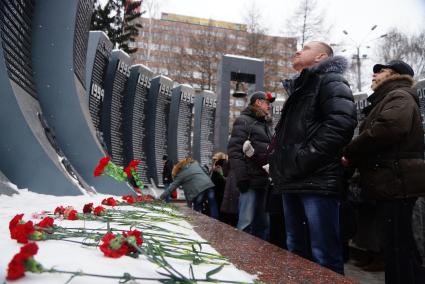 Возложение цветов к памятнику войнам-интернационалистам \"Черный тюльпан\", во время вахты памяти войнов погибших в афганистане