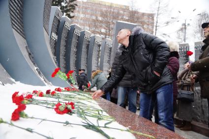 Возложение цветов к памятнику войнам-интернационалистам \"Черный тюльпан\", во время вахты памяти войнов погибших в афганистане