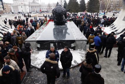 Возложение цветов к памятнику войнам-интернационалистам \"Черный тюльпан\", во время вахты памяти войнов погибших в афганистане