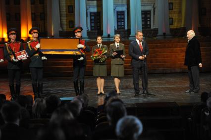 Центральный театр Российской Армии (ЦТРА). Юбилейный вечер Владимира Зельдина `100, или Танцы со временем`. На снимке: министр обороны РФ Сергей Шойгу и актер Владимир Зельдин.