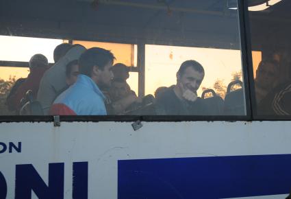 Донецкая область. Обмен военнопленными между ДНР и украинской стороной. На снимке: военнопленные ополченцы ДНР ожидают освобождения в автобусе.