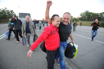 Донецкая область. Обмен военнопленными между ДНР и украинской стороной. На снимке: освобожденные ополченцы ДНР выходят из автобуса.