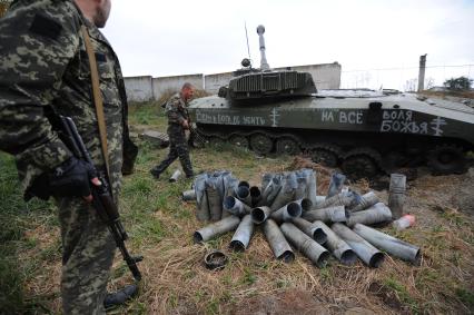 Украина. Донецкая область. Между п. Нижняя Крынка и с.Макеевка. На снимке: надпись на гаубице `Веру в Бога не убить. На все воля Божья`.