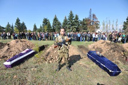 Украина. Донецкая область. Курган Саур-Могила. Похороны 17 ополченцев и захоронение останков 82 солдат Второй мировой войны.