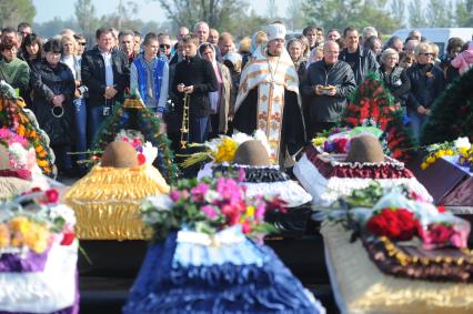 Украина. Донецкая область. Курган Саур-Могила. Похороны 17 ополченцев и захоронение останков 82 солдат Второй мировой войны.