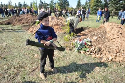 Украина. Донецкая область. Курган Саур-Могила. Похороны 17 ополченцев и захоронение останков 82 солдат Второй мировой войны. На снимке: мальчик с противотанковым оружием.