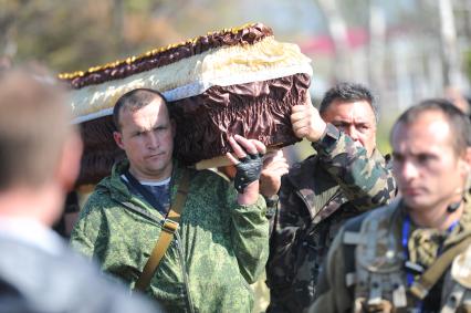 Украина. Донецкая область. Курган Саур-Могила. Похороны 17 ополченцев и захоронение останков 82 солдат Второй мировой войны.