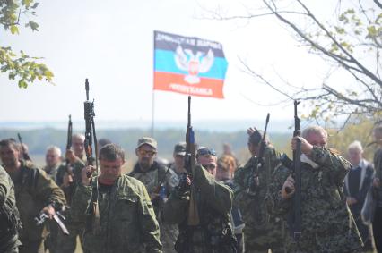 Украина. Донецкая область. Курган Саур-Могила. Похороны 17 ополченцев и захоронение останков 82 солдат Второй мировой войны.